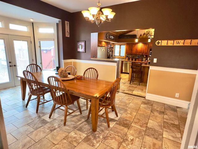 521 N LOCUST Street, Flora, IL 62839