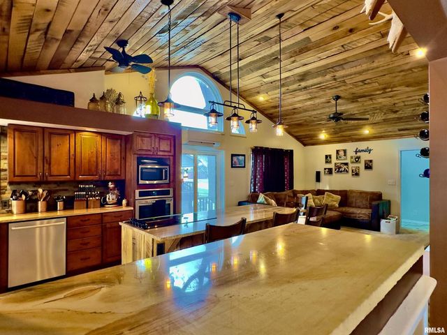 521 N LOCUST Street, Flora, IL 62839