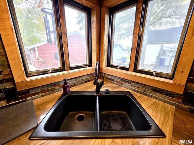 521 N LOCUST Street, Flora, IL 62839