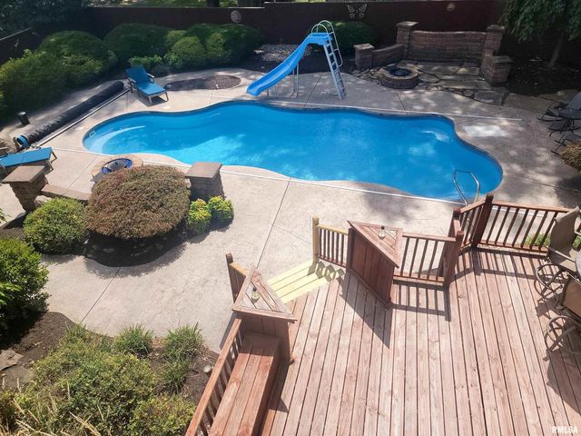 521 N LOCUST Street, Flora, IL 62839