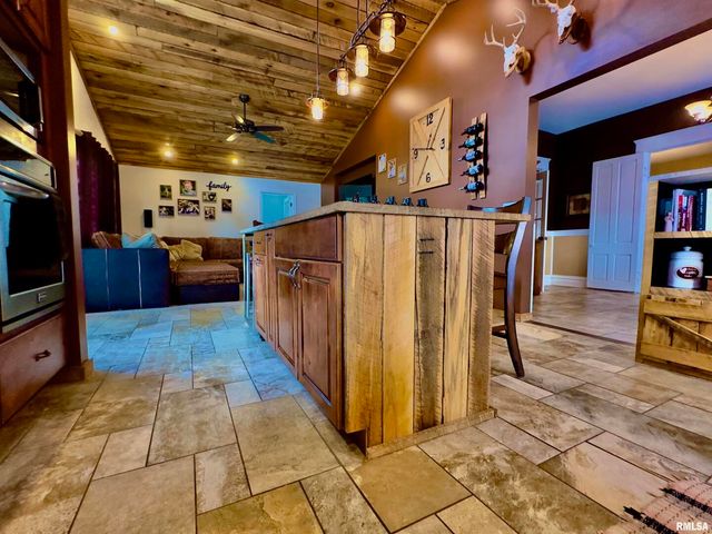 521 N LOCUST Street, Flora, IL 62839