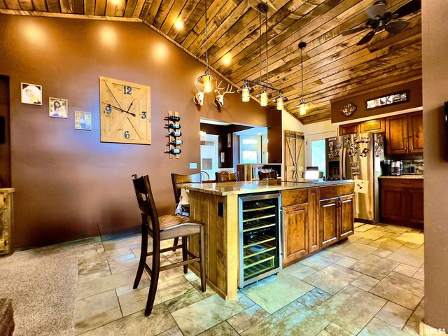 521 N LOCUST Street, Flora, IL 62839