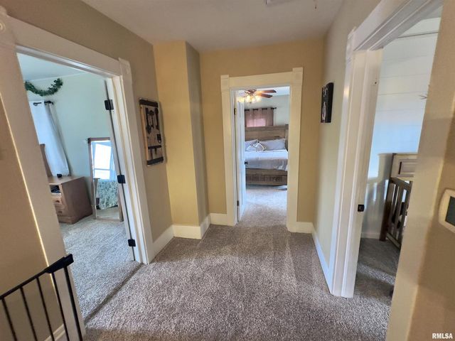 521 N LOCUST Street, Flora, IL 62839