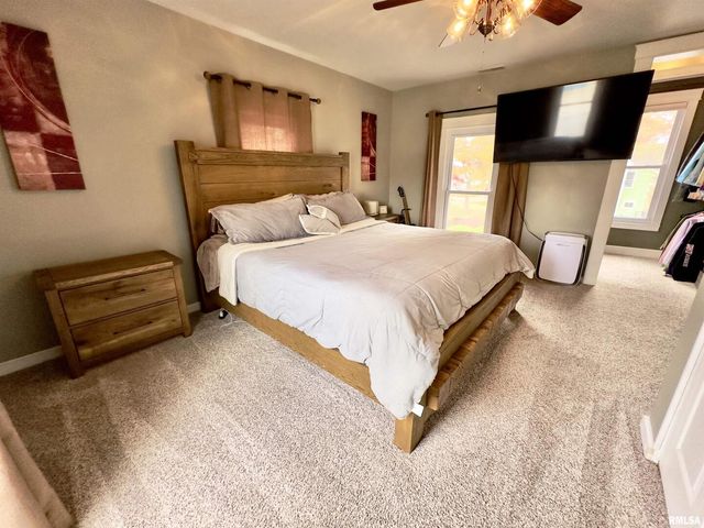 521 N LOCUST Street, Flora, IL 62839