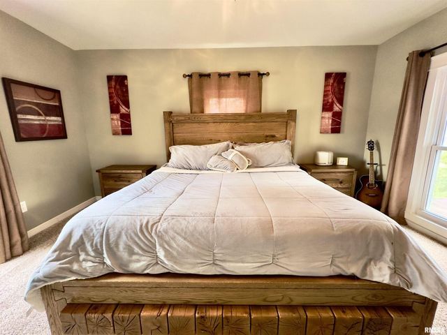 521 N LOCUST Street, Flora, IL 62839