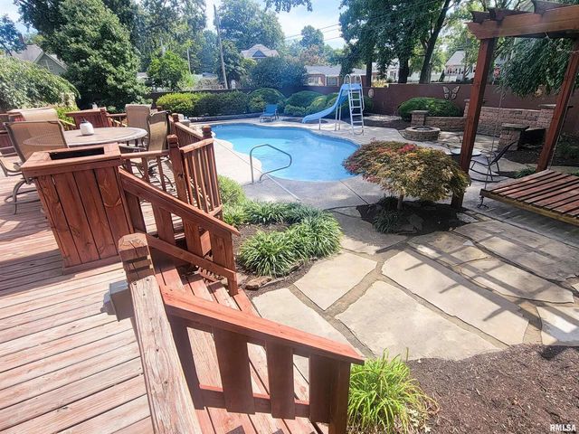 521 N LOCUST Street, Flora, IL 62839