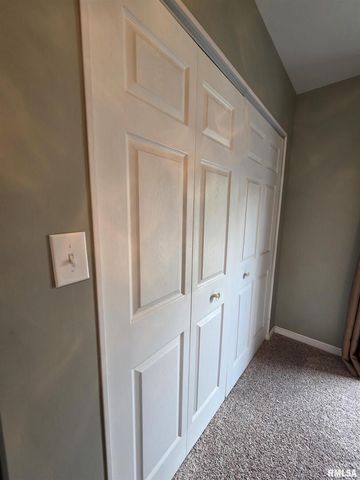 521 N LOCUST Street, Flora, IL 62839