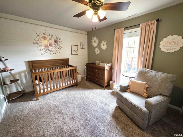 521 N LOCUST Street, Flora, IL 62839