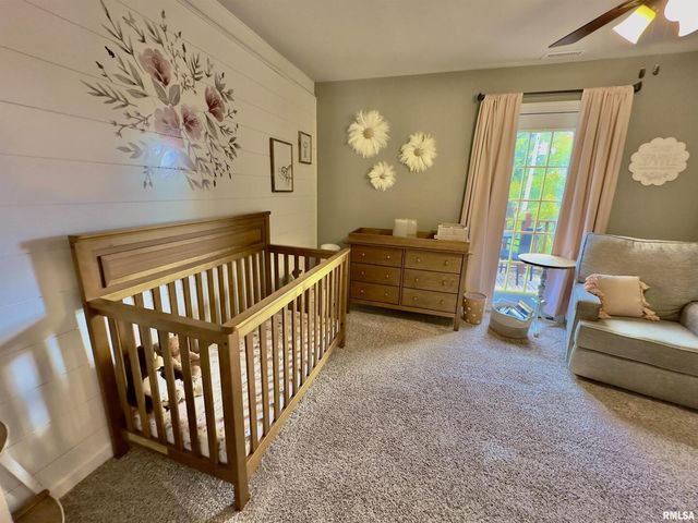 521 N LOCUST Street, Flora, IL 62839