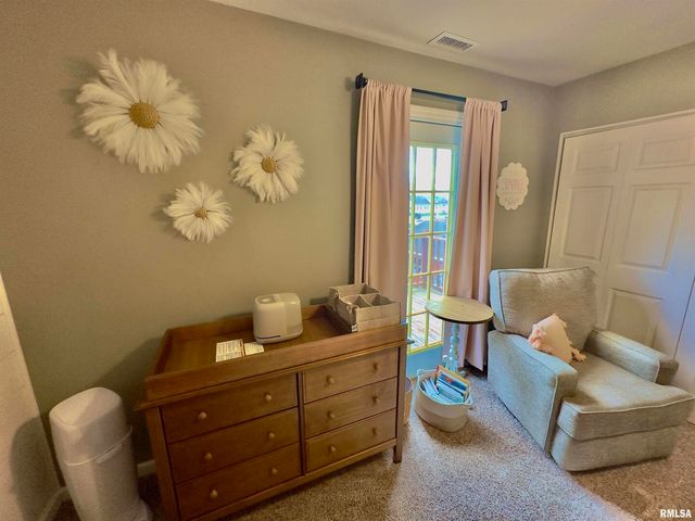 521 N LOCUST Street, Flora, IL 62839