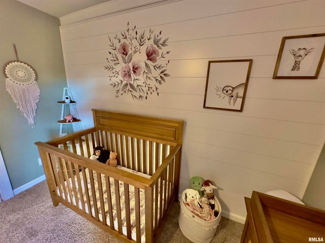 521 N LOCUST Street, Flora, IL 62839