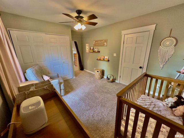 521 N LOCUST Street, Flora, IL 62839