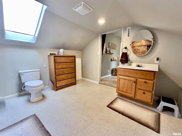 521 N LOCUST Street, Flora, IL 62839