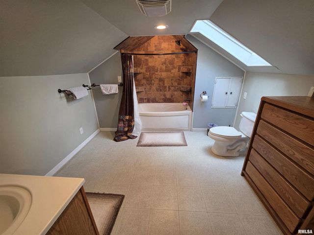 521 N LOCUST Street, Flora, IL 62839