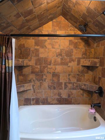 521 N LOCUST Street, Flora, IL 62839