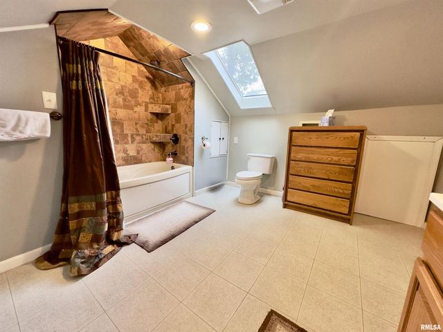 521 N LOCUST Street, Flora, IL 62839