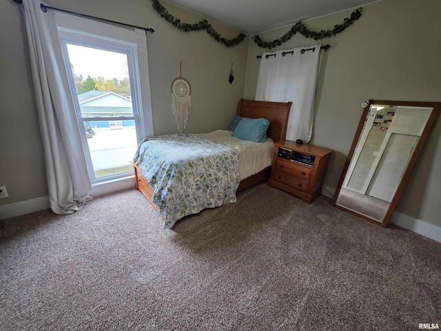 521 N LOCUST Street, Flora, IL 62839