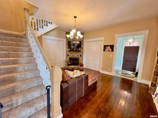 521 N LOCUST Street, Flora, IL 62839