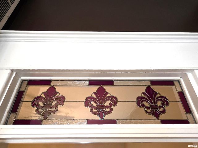 521 N LOCUST Street, Flora, IL 62839