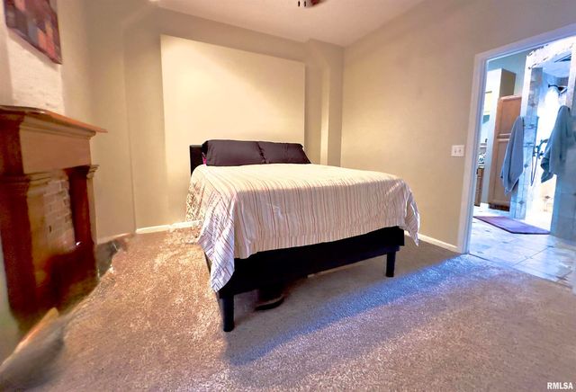 521 N LOCUST Street, Flora, IL 62839