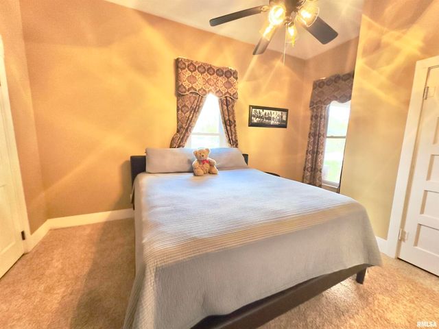 521 N LOCUST Street, Flora, IL 62839