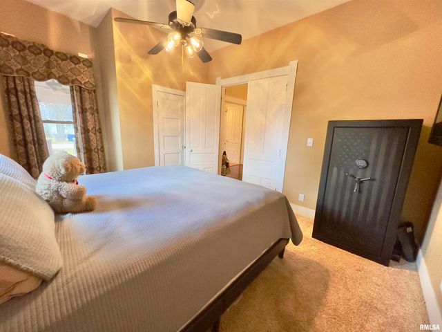 521 N LOCUST Street, Flora, IL 62839