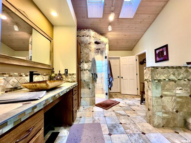 521 N LOCUST Street, Flora, IL 62839