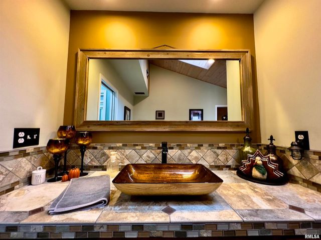 521 N LOCUST Street, Flora, IL 62839