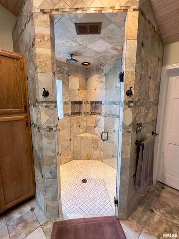 521 N LOCUST Street, Flora, IL 62839