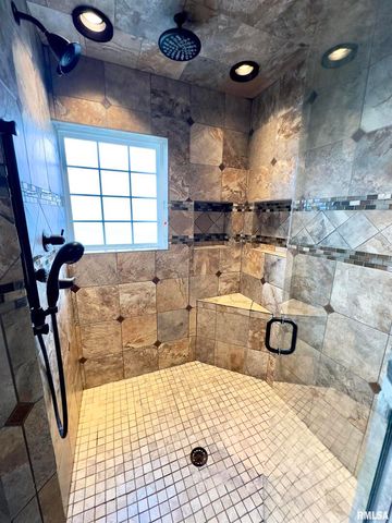 521 N LOCUST Street, Flora, IL 62839