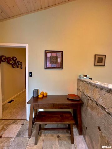 521 N LOCUST Street, Flora, IL 62839