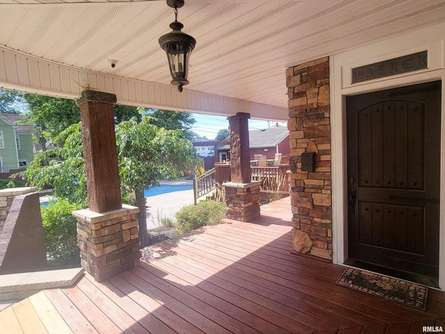 521 N LOCUST Street, Flora, IL 62839