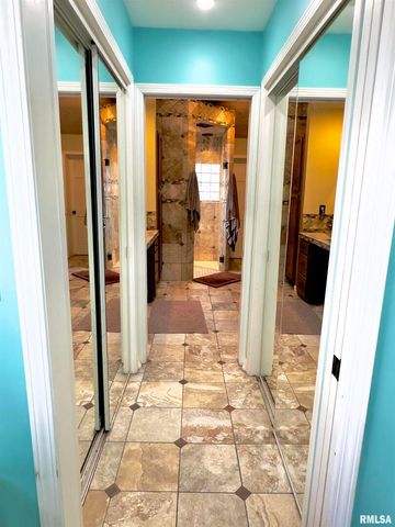 521 N LOCUST Street, Flora, IL 62839