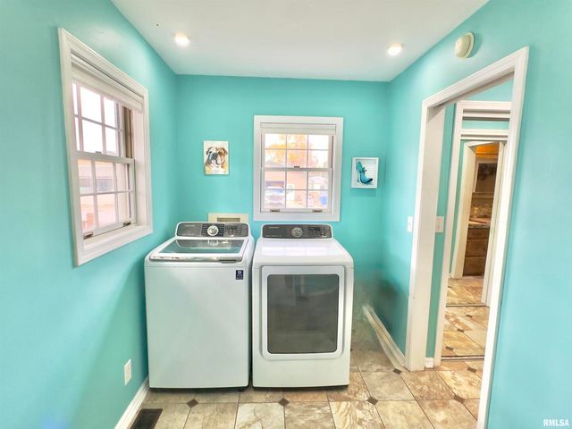 521 N LOCUST Street, Flora, IL 62839