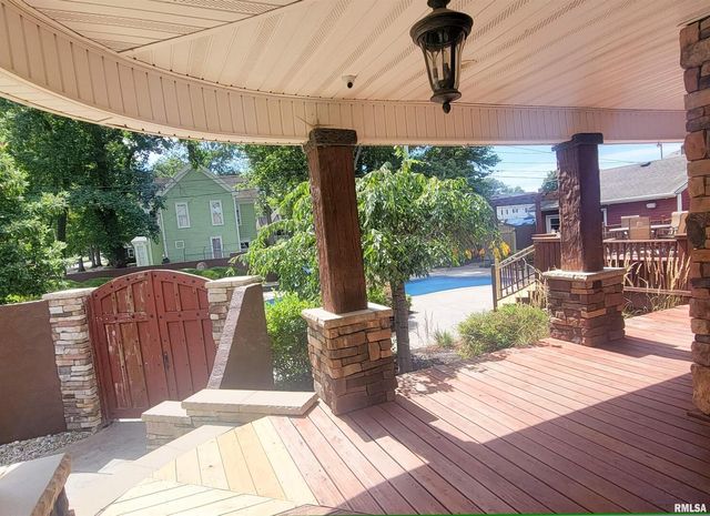 521 N LOCUST Street, Flora, IL 62839