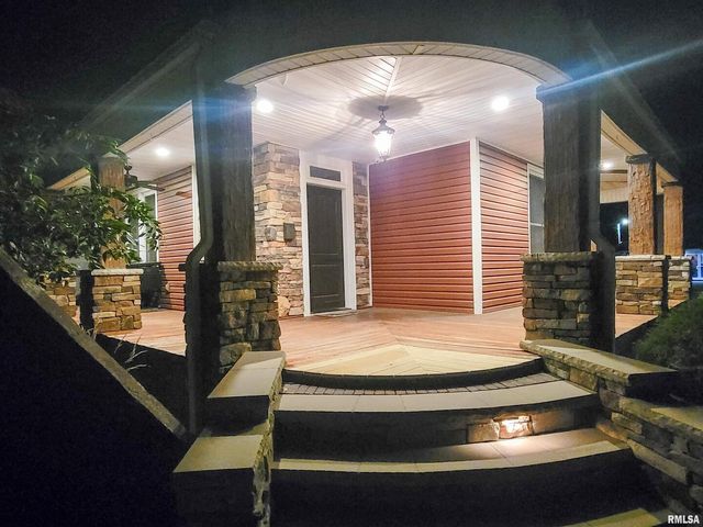 521 N LOCUST Street, Flora, IL 62839