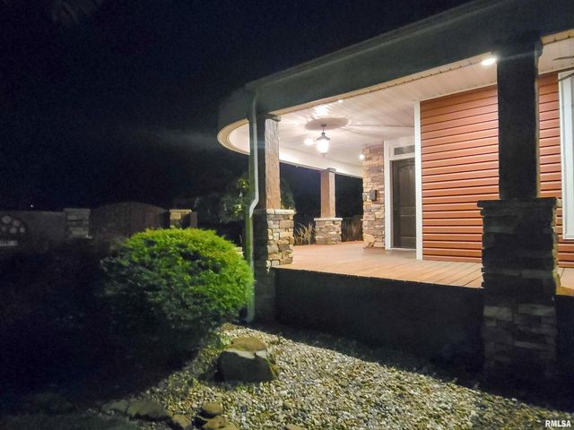 521 N LOCUST Street, Flora, IL 62839