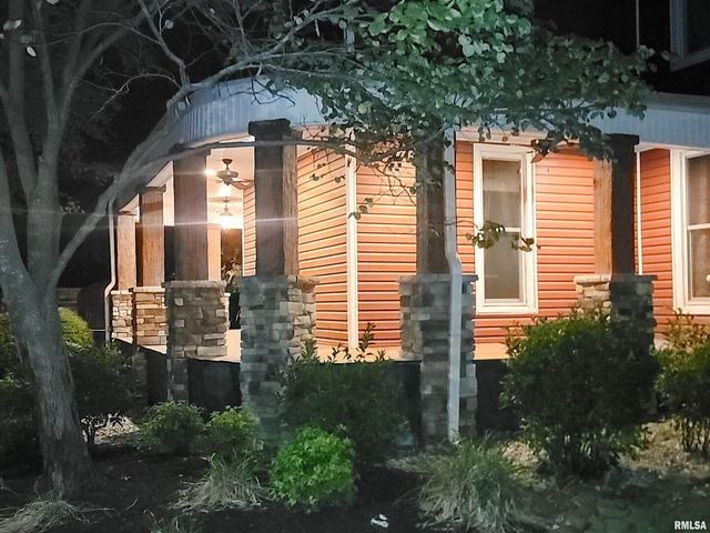 521 N LOCUST Street, Flora, IL 62839