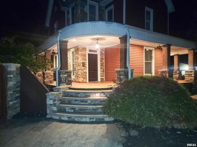 521 N LOCUST Street, Flora, IL 62839