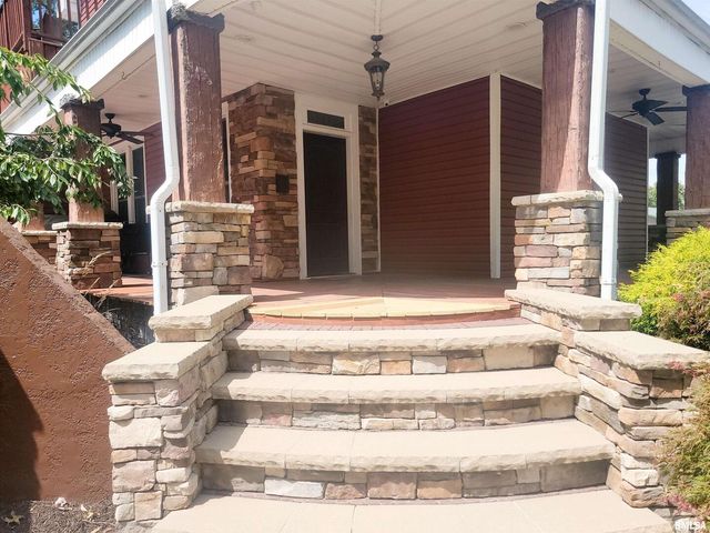 521 N LOCUST Street, Flora, IL 62839