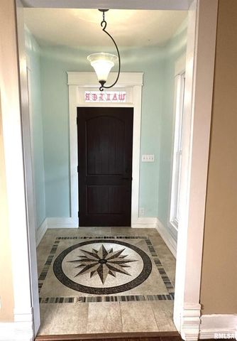 521 N LOCUST Street, Flora, IL 62839