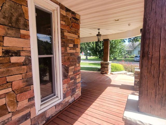 521 N LOCUST Street, Flora, IL 62839