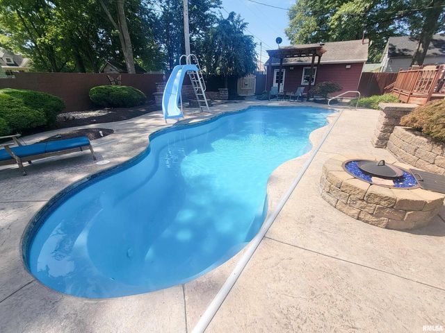 521 N LOCUST Street, Flora, IL 62839