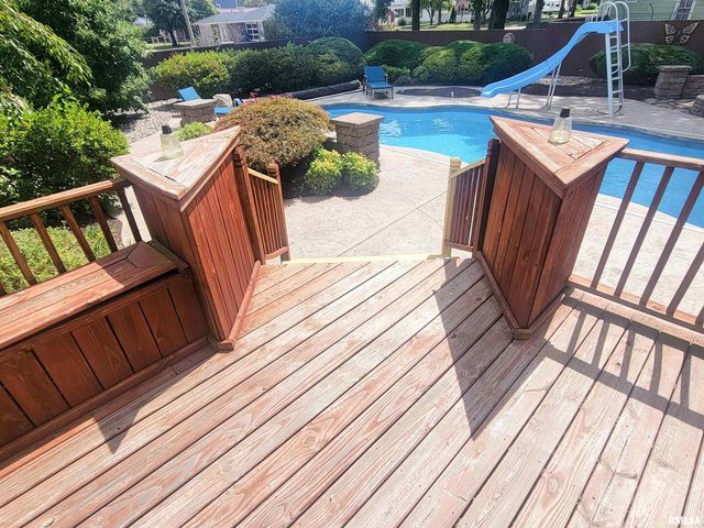 521 N LOCUST Street, Flora, IL 62839