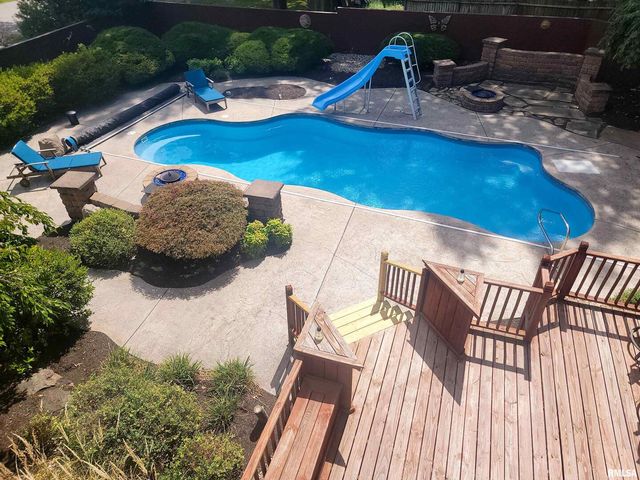 521 N LOCUST Street, Flora, IL 62839