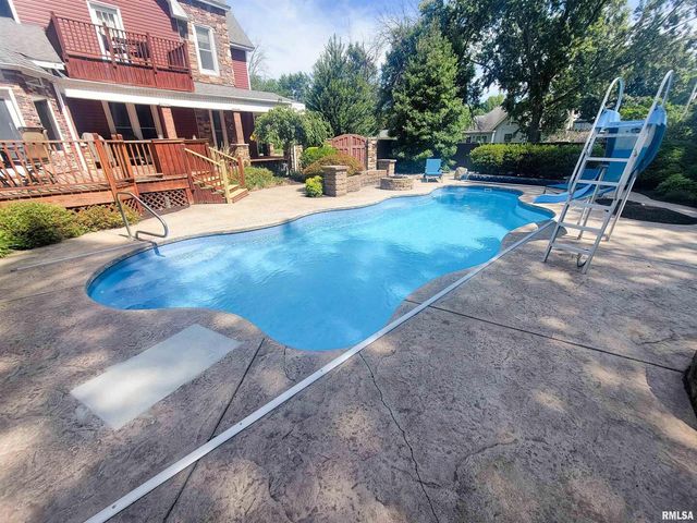 521 N LOCUST Street, Flora, IL 62839