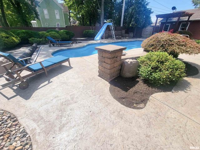 521 N LOCUST Street, Flora, IL 62839