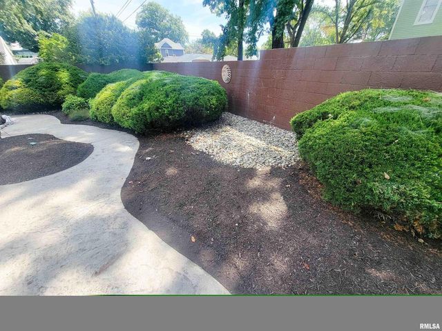 521 N LOCUST Street, Flora, IL 62839