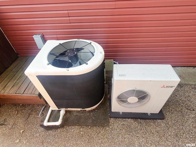 521 N LOCUST Street, Flora, IL 62839