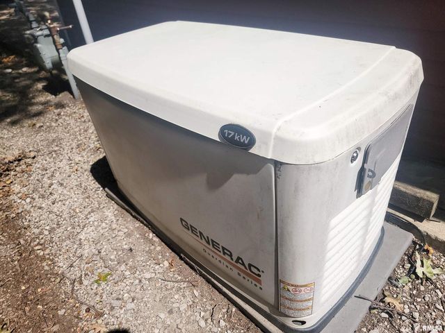 521 N LOCUST Street, Flora, IL 62839